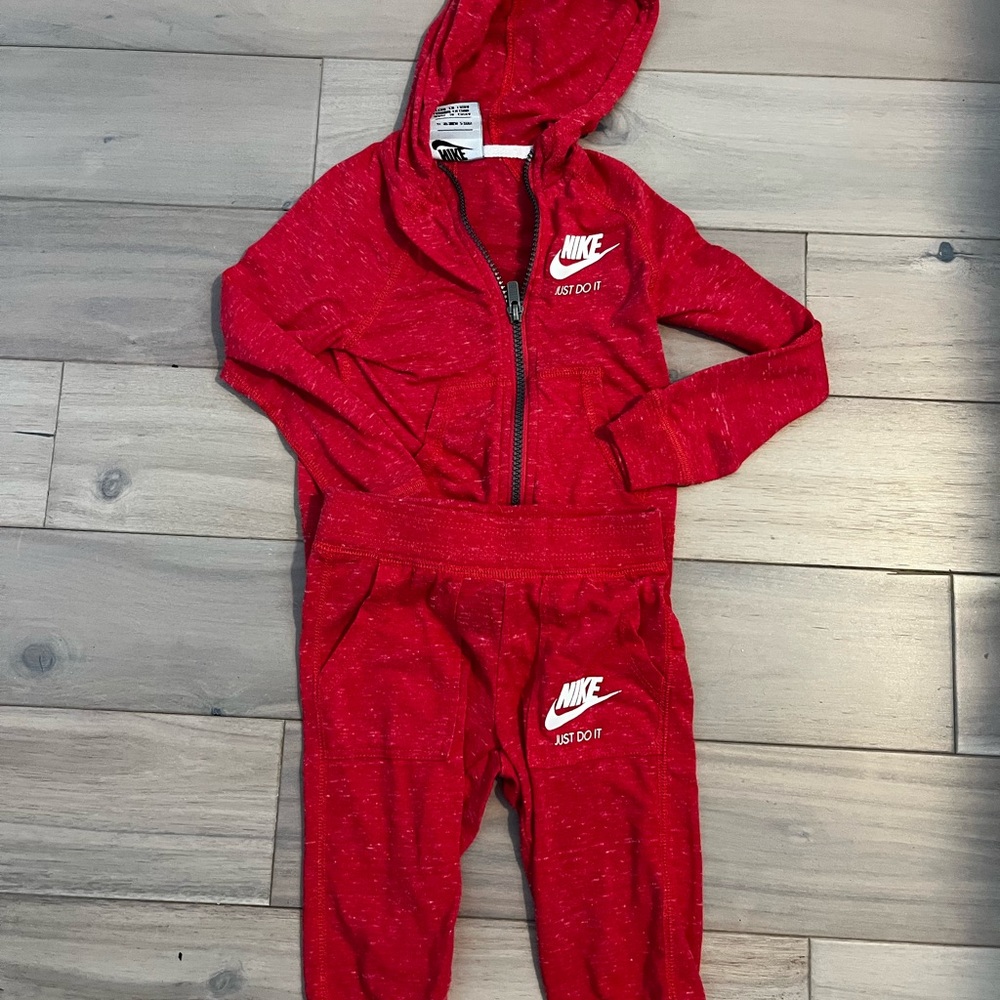 Girls Nike two piece set. Hooded zipper up top and capri style pants.